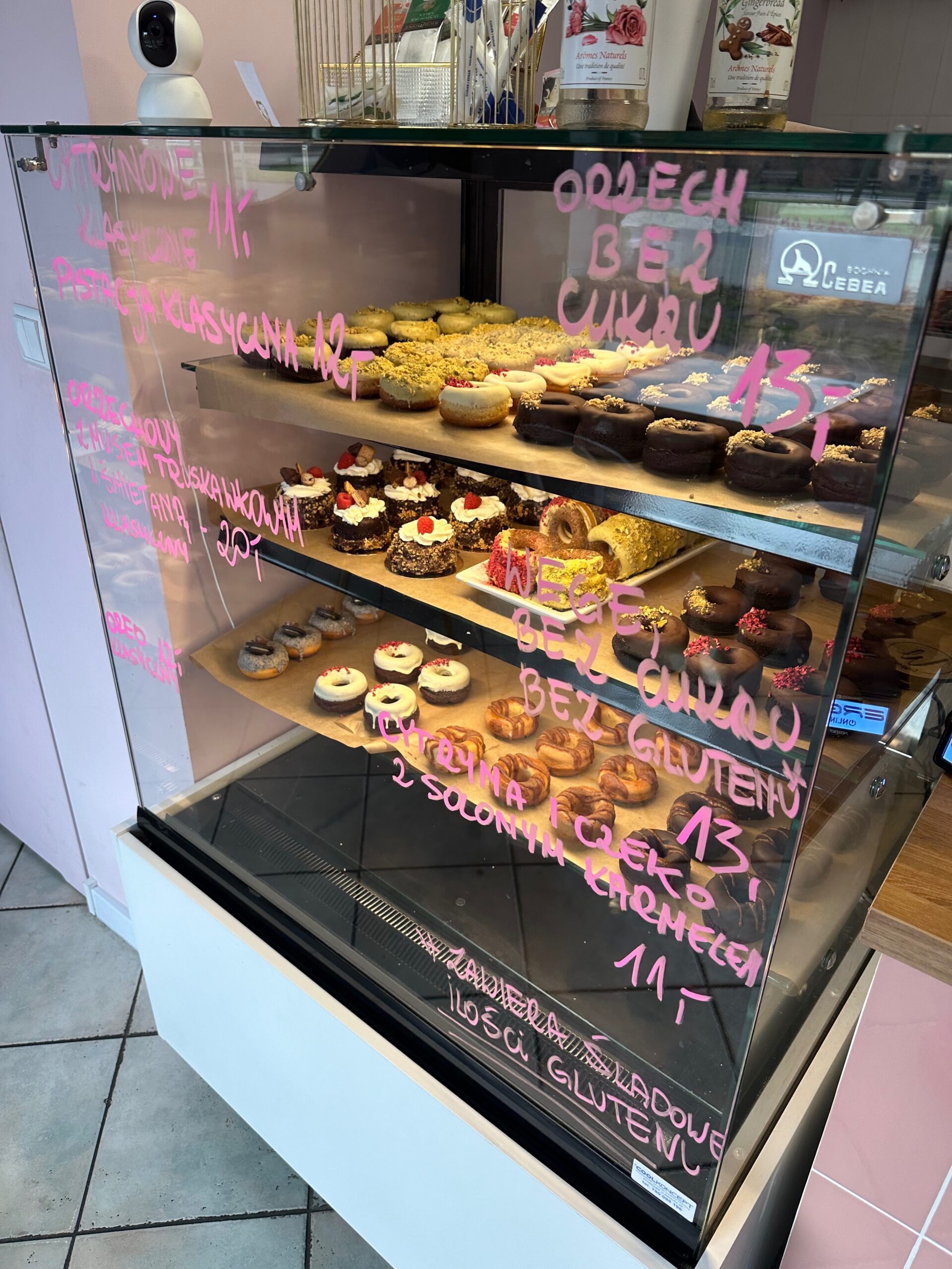 Donuty WypiekAna wystawione za ladą cukierni