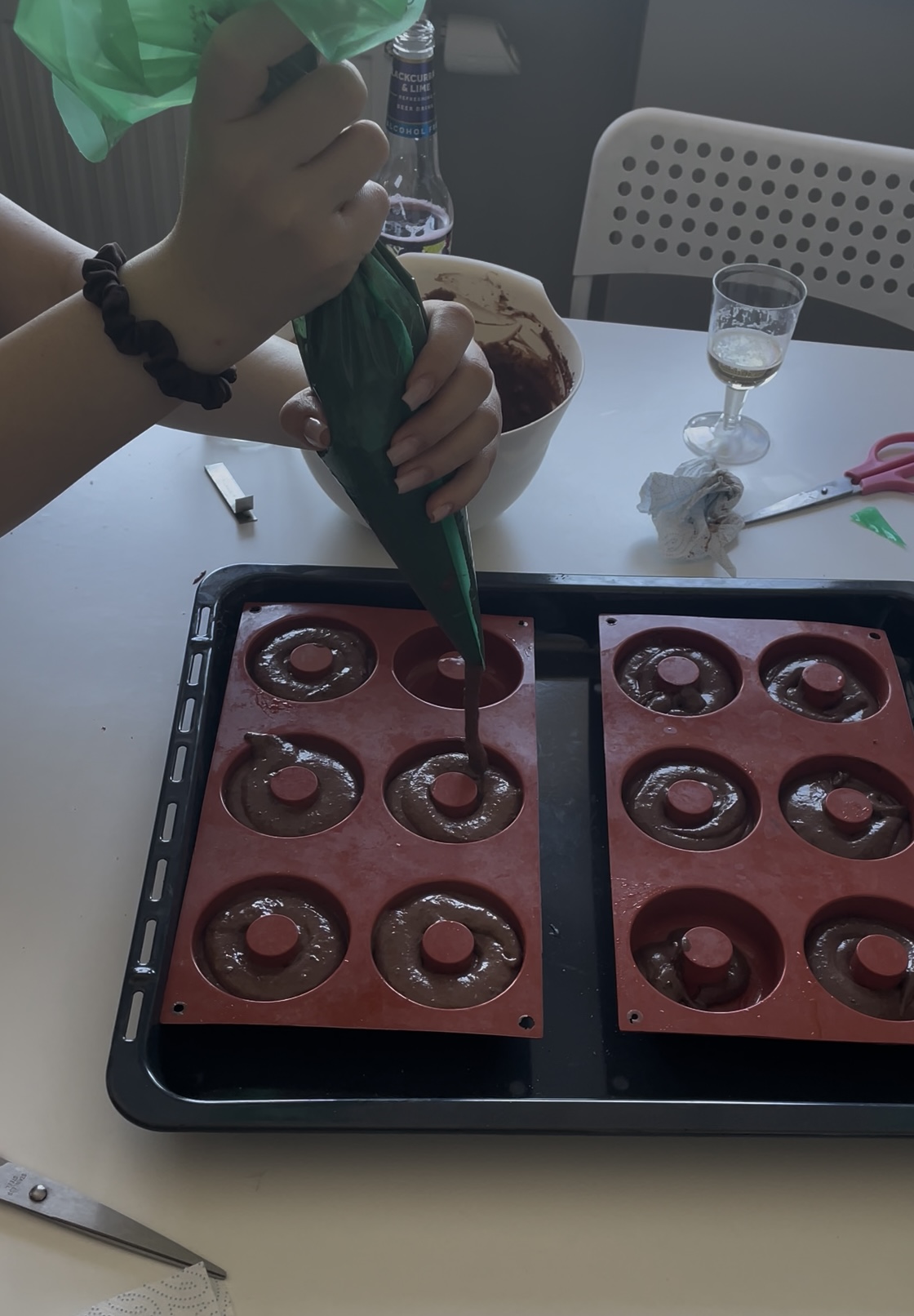 Nakładanie masy do silikonowej formy na donuty
