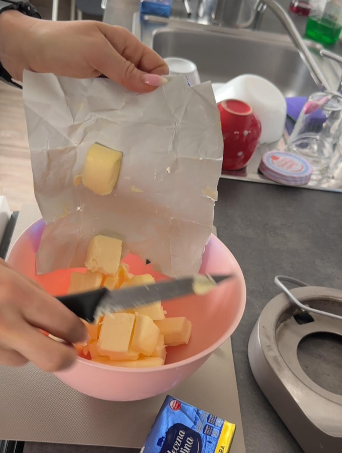 Masło odważane na wadze kuchennej