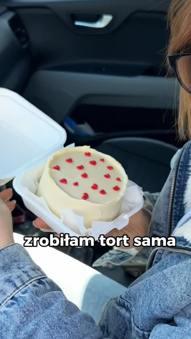 ❌Myślisz, że zrobienie tortu to stres, chaos i zmarnowany krem?
Spójrz, jak ANIA zaczęła działać i zrobiła swój pierwszy tort:
„Miałam zamówić tort… a zrobiłam go sama!”
„Zrobiłam swój pierwszy tort – od podstaw. Dzięki kursowi online.”

Jeśli też chcesz:
📌zrobić stabilny tort, który wygląda jak z pracowni
📌wytynkować go na kancik i idealnie gładki 
📌posiadać sprawdzone przepisy
📌mieć plan pracy i spokój w kuchni
📌policzyć, ile naprawdę kosztuje Twój czas i krem
📌działać krok po kroku – w swoim tempie

to właśnie wystartował nasz kurs online „Jak zrobić swój idealny tort”!

To nie tylko kurs – to system, który daje Ci pewność, spokój i kontrolę.

Dołącz już teraz do zadowolonych kursantów i zacznij działać 👇🏼

✅Skomentuj 𝗧𝗔𝗞 a wyślę Ci link z dostępem do kursu online i odbierz bonusy 

👇🏼#mojewypieki
#tort #tortydomowe #pieczenie #slodkibiznes #kursonline #cukiernictwo #wypieki #kobietabiznesu #jakzrobic #domowacukiernia (Marka własna)