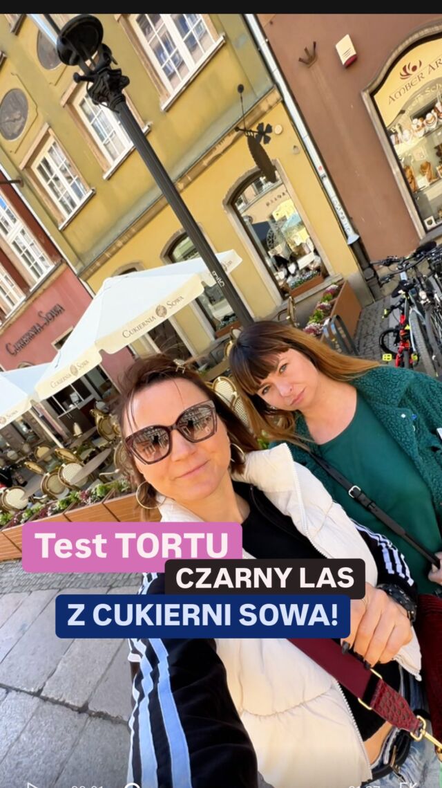 ⛔️Tort z sieciówki o domowym smaku?!
Zawsze zastanawiałyśmy się… czy w popularnej cukierni można zjeść tort, który naprawdę smakuje jak domowy?
Tym razem wpadłyśmy do Sowy na starówce w Gdańsku i zamówiłyśmy klasyka – Czarny Las. @cukierniasowa 

Co nas zaskoczyło?
❌ Śmietanka – niby była, ale jakby jej nie było
❌ Czekolada ładna, ale nijaka w smaku
❌ Wiśnie? Bez fajerwerków
❌ Kawa… rozwodniona i bez aromatu

Ale… przekrój stabilny, tort dobrze się kroił i wyglądał super.
Więc co poszło nie tak?

Zobacz całą naszą recenzję i daj znać👇🏼

📌Zjadł(a)byś? Czy może też masz mieszane odczucia wobec „sieciówkowych” tortów?

#tort #tortyartystyczne #cukiernictwo #pracowniacukiernicza #mojewypieki #torty #mojewypieki