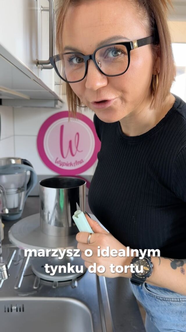 ⛔️ Robisz wszystko jak trzeba, a Twój tort i tak wygląda… jakby robił go chomik?
To nie dlatego, że nie masz talentu.
Najczęściej problemem nie jest brak umiejętności — tylko brak planu i systemu, który prowadzi krok po kroku.

✅ Zapisz ten post i wróć do tych wskazówek, zanim zrobisz kolejny tort!

Oto 5 powodów, dlaczego tort „nie wychodzi”, choć wkładasz w to serce:
1️⃣ Robisz wszystko sama — bez planu, bez wsparcia
2️⃣ Biszkopt opada, a Ty nie wiesz, czemu
3️⃣ Krem się rozjeżdża, bo nie wiesz, jak go ustabilizować
4️⃣ Dekoracja to chaos, nie efekt wow
5️⃣ Brakuje Ci pewności, że robisz to dobrze

Ale spokojnie.
Nie musisz się uczyć na błędach. Wystarczy, że poznasz nasz SYSTEM.

I właśnie taki system krok po kroku pokazujemy na darmowym szkoleniu:
➡️ „Jak zrobić tort od podstaw”
Dowiesz się:
✔️ jak upiec równy biszkopt,
✔️ jak ustabilizować krem,
✔️ jak złożyć tort, żeby wyglądał i trzymał się jak należy.

📅 zapisz daty 15 i 22 maja!
✉️ Przez 10 dni dostaniesz konkretne lekcje na maila – od biszkoptu po tynk i wycenę.
🎥 Zapisz się raz, a wszystko dostaniesz mailem! szkolenie online z pokazem składania i tynkowania tortu!

Dla każdego, kto piecze w domu i chce robić to raz, a dobrze.

👇🏼Skomentuj 𝗖𝗛𝗢𝗠𝗜𝗞 i weź udział w DARMOWYM SZKOLENIU online:
Jak złożyć i otynkować swój tort
Szkolenia już 15 i 22 maja – na żywo i za darmo! #tort #tortyartystyczne #cukiernictwo #pracowniacukiernicza #cukiernia