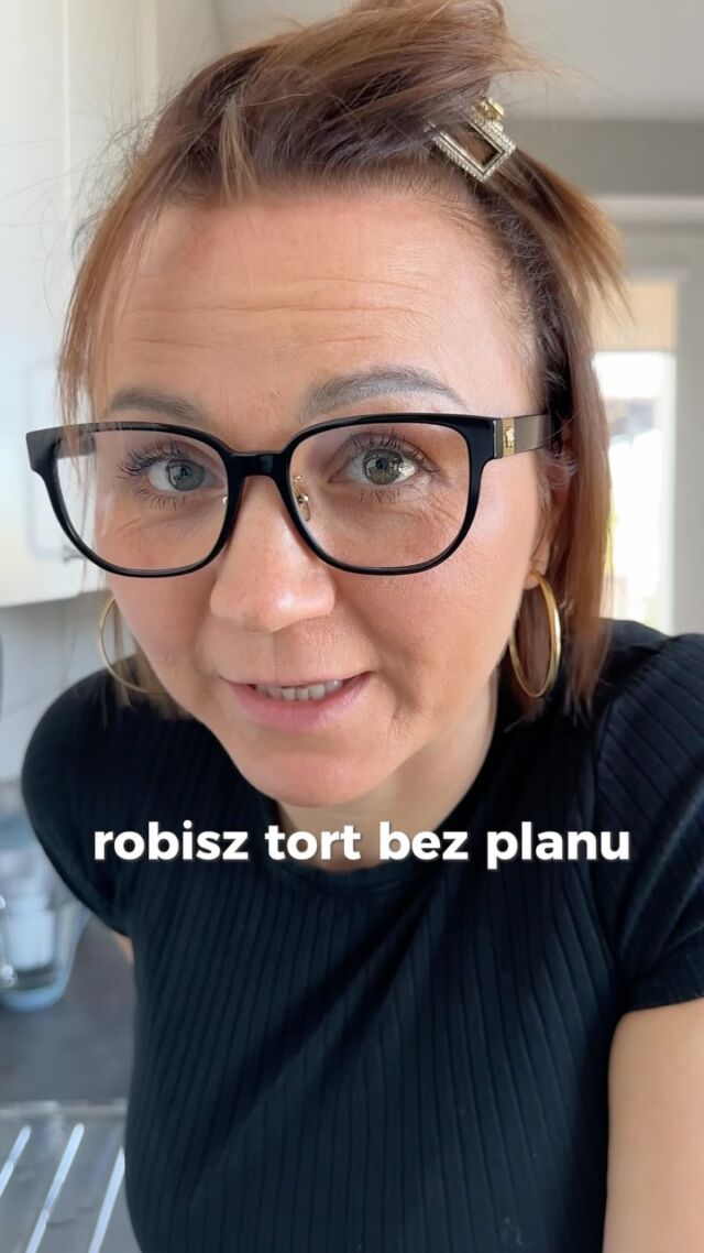 👇🏼Skomentuj: 𝗣𝗟𝗔𝗡  i weź udział w DARMOWYM SZKOLENIU online:
Jak złożyć i otynkować swój tort
Szkolenia już 15, 16 i 22 maja – na żywo i za darmo!

⛔️Robisz tort bez PLANU?
To jak składanie mebli po omacku – niby coś wychodzi, ale i tak zostają śruby i frustracja.

Tynk pęka, krem się przesuwa, warstwy tańczą…
I wciąż nie wiesz, co robisz źle?

Dlatego organizujemy darmowe szkolenie na żywo, na którym pokażemy:
👉🏼 tynkowanie 
👉🏼 składanie tortu 
👉🏼 przepis na cały tort 
👉🏼 zdobienie 

✔️ jak upiec równy biszkopt,
✔️ jak ustabilizować krem,
✔️ jak złożyć tort, żeby wyglądał i trzymał się jak należy.

📅 daty 15, 16  i 22 maja!
🎥 Zapisz się raz, a wszystko dostaniesz mailem! szkolenie online z pokazem składania i tynkowania tortu!

👇🏼Skomentuj: 𝗣𝗟𝗔𝗡 – a wyślemy Ci link do zapisu na darmowe szkolenie.

#cukiernictwo #tortyartystyczne #pracowniacukiernicza #mojewypieki #mojewypieki #wypieki #przepisy