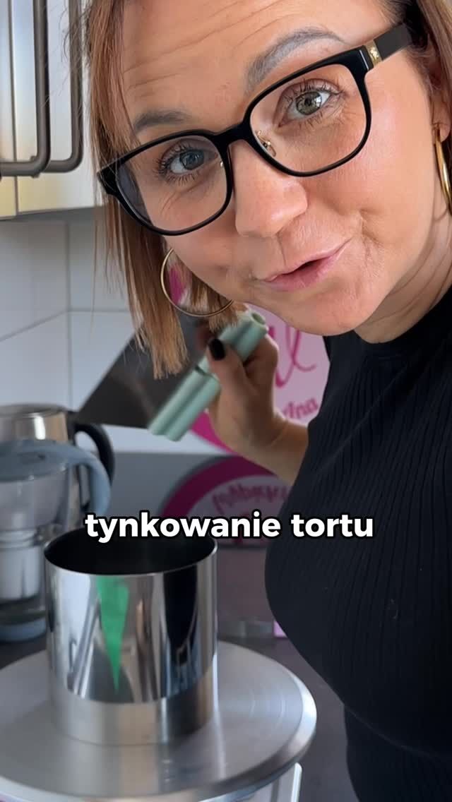 ❌Ile razy mówiłaś sobie:
„Nie wiem, czy ten tort się nie rozjedzie…”
„Tynk mi pęka, bok jest krzywy, a klientka czeka…”
„Nie mam pojęcia, co zrobiłam źle – znowu.”

I co? Dalej frustracja.
Dalej godziny przed YouTube’em.
Dalej próby metodą prób i błędów.
I wciąż to samo pytanie: czy ja się do tego w ogóle nadaję?

Ale wiesz co? To nie Twoja wina. ❌
Nikt Ci po prostu krok po kroku nie pokazał,
jak zrobić tort od podstaw tak, żeby nie był loterią – tylko pewnym procesem.

Dziś to się zmienia.
Właśnie ruszyła premiera mojego nowego kursu online:
„Jak zrobić idealny tort – krok po kroku”
To nie są tylko nagrania.
To kompletny system, dzięki któremu:

✅ Twój biszkopt nie opadnie
✅ Krem nie wypłynie bokiem
✅ Tynk będzie gładki i trzymać się będzie jak mur
✅ A Ty wreszcie poczujesz spokój – bo wiesz, co robisz

Ten kurs to:
– profesjonalne lekcje wideo z przepisami (biszkopt, nadzienia, składanie, tynkowanie)
– checklisty, harmonogramy, PDF-y
– pakiet podstawowy, rozszerzony lub premium – Ty wybierasz
– pełny dostęp od razu
– i bonusy dla pierwszych osób!

Nie obiecuję cudów.
Ale pokażę Ci proces, który działa.
I który pomógł już dziesiątkom kobiet, które pieką torty nie w cukierniach – tylko w domowych kuchniach.

📌Dostęp już otwarty! Gotowy 𝗣𝗟𝗔𝗡 pracy nad tortem w formie filmu i przepisów wraz z bonusami !
napisz w komentarzu 👇🏼𝗣𝗟𝗔𝗡 – a podeślemy Ci wszystko.

#cukiernictwo #tortyartystyczne #mojewypieki #torty #przepisy 

Zrób tort, który Cię nie zawiedzie.
I przestań zgadywać – zacznij działać z pewnością.

Marka własna