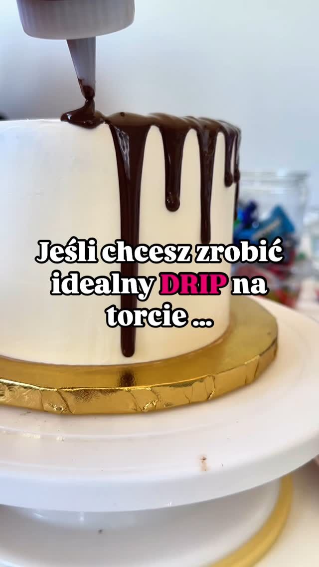 Twój drip pęka? Waży się? Spływa po torcie jak rzeka?
To nie przez złą czekoladę.
To proporcje. Temperatura. Czas chłodzenia.
Za zimno – nie spłynie równo.
Za ciepło – przeżre tynk i poleci wszędzie.

A potem… cała dekoracja do poprawki.
❌ Nie masz sprawdzonego przepisu – ale spokojnie, mam go dla Ciebie!

Bez stresu. Bez zgadywania.
Bo tam nie ma:
„trochę tłuszczu” ani „jak się rozpuści, to wylej”.

🍫Składniki jakie potrzebujesz :
📍czekolada
📍olej 

Dokładne proporcje na idealny Drip znajdziesz w naszym KURSIE ONLINE:
🎂 JAK ZROBIĆ IDEALNY TORT 
Jest konkret:
✅ jaki rodzaj czekolady
✅ który tłuszcz wybrać
✅ proporcje (co do grama!)
✅ jaką konsystencję ma mieć
✅ w którym momencie go nałożyć, żeby nie zniszczył tynku

Chcesz dostęp do tego przepisu i pełnego systemu pracy z tortem?
Napisz w komentarzu: 𝗗𝗥𝗜𝗣 – a podeślę Ci link i zaczniesz tworzyć swoje torty !
Dostęp do kursu już ruszył, a bonusy znikają lada dzień.
Nie przegap!

#cukiernictwo #dripcakes #czeko #tortynazamówienie #tortyartystyczne #tortyurodzinowe #cukier #pracowniacukiernicza