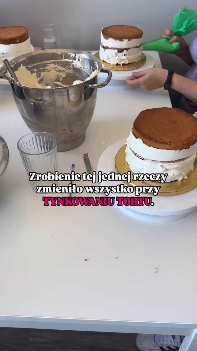 ✅ Skomentuj: 𝗧𝗬𝗡𝗞, żeby dostać dostęp do kursu online
JAK ZROBIĆ IDEALNY TORT i zobaczyć, jak krok po kroku tynkuje swój pierwszy tort – Agata!

⛔️ Twój tynk pęka? Klei się do szpatułki? Nie da się go wygładzić?
To nie brak talentu.
To brak SYSTEMU.

Tynk nie wybacza:
❌ tynkowania na ciepłym torcie
❌ przypadkowych proporcji
❌ mieszania „na oko”

A potem… wszystko się sypie – i biszkopt, i nerwy.

Ale spokojnie – mamy dla Ciebie rozwiązanie.
W naszym kursie online ᴊᴀᴋ ᴢʀᴏʙɪć ɪᴅᴇᴀʟɴʏ ᴛᴏʀᴛ pokazujemy:

✅ konkretny przepis na tynk maślany
✅ ile miksować, jak odpowietrzyć, jak uzyskać gładkość
✅ jak uniknąć pęknięć i grudek
✅ jak tynkować z wyczuciem, a nie ze stresem
✅ jak zrobić tort, który wygląda jak z pracowni – nawet jeśli to Twój pierwszy

W kursie:
📌Agata robi swój pierwszy tort w życiu – i pokazujemy to bez cięć pod okiem trenerki Ani
📌Masz e-book z przepisami i checklistą
📌Harmonogram i system pracy, żebyś nie błądziła
📌Kurs z wyceną, żebyś nie robiła tego za darmo
📌 certyfikat ukończenia kursie- jesteśmy Państową jednostką szkoleniową zarejestrowaną w RIS 

🎂Ponad godzinny KURS ONLINE ᴊᴀᴋ ᴢʀᴏʙɪć ɪᴅᴇᴀʟɴʏ ᴛᴏʀᴛ

⛔️Bez zgadywania. ⛔️Bez lania wody. ⛔️Bez nerwów.
⛔️Tylko krok po kroku – i efekt, z którego będziesz dumna. 

✅ Skomentuj: 𝗧𝗬𝗡𝗞, a podeślę Ci dostęp do kursu.
Dostęp już ruszył – bonusy znikają lada moment! #tynkmaślany #maslo #przepis #wypieki #tortynazamowienie #domoweciasto