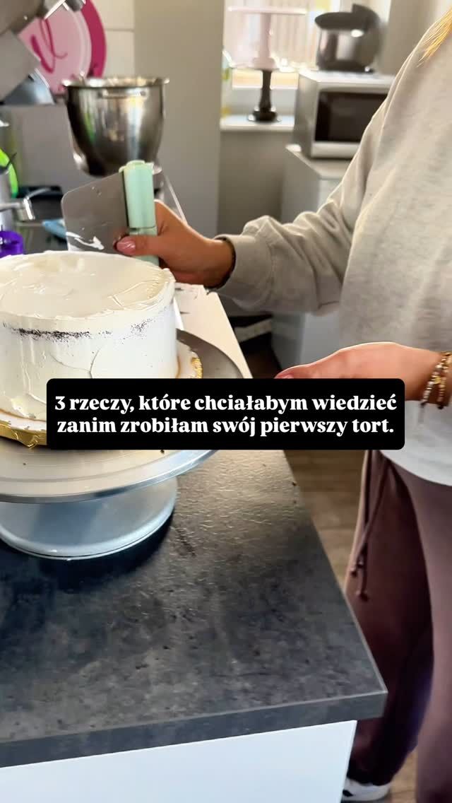 📌 3 rzeczy, które chciałabym wiedzieć zanim zrobiłam swój pierwszy tort

➡️ zapisz post by zaoszczędzić sobie stresu, zmarnowanego kremu i łez przy tynkowaniu.

📍Zanim zrobiłam swój pierwszy tort, nie wiedziałam:

✅ 1. Stabilny tort to efekt przepisu + składania krok po kroku
📍Biszkopt, które jest stabilny
📍Mus i krem, które nie wypływają
📍Tort, który nie traci kształtu i nie zsuwa się przy tynkowaniu

✅ 2. Plan pracy to podstawa
📍Nie pieczesz na ostatnią chwilę
📍Wiesz, co i kiedy zrobisz
📍Tort powstaje na luzie, nie w panice

✅ 3. Gładki tynk ma znaczenie
📍To nie talent, tylko technika
📍Długość miksowania i temperatura
📍Zamiast frustracji – szpatułka sunie jak po maśle

🎂 Tego wszystkiego uczysz się w kursie online „Jak zrobić idealny tort”
👉 Bez stresu, bez zgadywania, bez uczenia się na własnych błędach.

W kursie:
📌 pokazujemy cały proces – od biszkoptu, przez mus, krem i składanie
📌 uczysz się tynkowania bez cięć i zakrywania błędów
📌 masz checklisty, harmonogram, gotowe przepisy i wsparcie dostęp do zamkniętej grupy wsparcia
📌 uczysz się w swoim tempie 
📌 a po ukończeniu otrzymujesz certyfikat (jesteśmy zarejestrowani w RIS)

Zyskaj pewność w kuchni, a Twój tort w końcu będzie wyglądał jak z pracowni.
Nie musisz już szukać tutoriali po nocach – wszystko masz w jednym miejscu.

⏳ Promocyjny dostęp tylko do 4 czerwca!

✅Skomentuj: 𝗧𝗢𝗥𝗧, żeby odebrać przepis na biszkopt i dostęp do KURSU ONLINE 
 JAK ZROBIĆ IDEALNY TORT.

#torty #cukiernictwo #pracowniacukiernicza #mojewypieki #przepisy