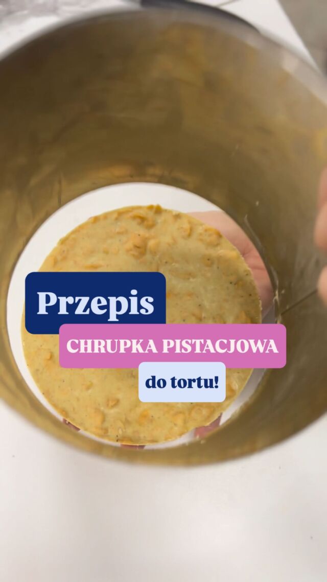 Chrupka pistacjowa do tortu 🌰🥜🫑

✅️ Zapisz przepis, żeby z niego skorzystać. 

Składniki:
📍80 g Białej czekolady 
📍20 ml Oleju
📍30 g pasty pistacjowej
📍20 g prażynki ( użyłam firmy Barima)

1. Czekoladę rozpuść na kąpieli wodnej i dodaj olej.
2. Wymieszaj czekoladę z pastą pistacjową i olej- wymieszaj.
3. Do przestudzonej czekolady z olejem i pastą pistacjową dodaj prażynkę.
4. Przygotuj rant cukierniczy owinięty folia spożywczą- postaw na desce.
5. Do rantu przelej czekoladę z dodatkami. Użyłam rantu o średnicy 16 cm.
6. Wstaw do zamrażarki na minimum 30 min.
7. Wyjmij z rantu i przełóż do swojego tortu.

Chcesz zrobić chrupkę bez cukru - użyj zamiast prażynki pistacje i czekoladę bez cukru słodzoną maltitolem🍫

Gotowe🤞

➡️ ZAOBSERWUJ @wypiekana po więcej sprawdzonych przepisów 🍰

@wypiekana

#tort #chrupka #cukiernictwo #pralina #bialaczekolada #malina #białaczekolada #warsztatycukiernicze #pracowniacukiernicza #mojewypieki #pistacja

CUKIERNICTWO , szkolenia cukiernicze , biznes, szkoła Cukiernicza, Warsztaty Cukiernicze, jak zrobić CHRUPKĘ,