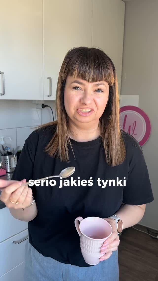 🫣 Ona jeszcze tego nie wie…
ale Ty już możesz zrobić swój pierwszy idealny tort — z planem, przepisem i pewnością 💥

Jeszcze niedawno Agata nie wiedziała:
– jak zrobić stabilny tort,
– który krem naprawdę się trzyma,
– jak tynkować bez łez i pęknięć.

Dziś mówi to na głos, bo wszystko, czego się nauczyła –
jest w naszym kursie online „Jak zrobić swój idealny tort” 🎂

📦 Krok po kroku przeprowadzimy Cię przez:
✅ biszkopt, który nie opada
✅ krem, który się nie rozlewa
✅ tynk, który nie pęka
✅ plan pracy, który daje spokój

A Ty?

🧨 Masz ostatnią szansę, żeby to ogarnąć.
Sprzedaż kończy się jutro – 5.06 o północy. Potem znika.
Koniec bonusów. Koniec linków. Koniec wymówek.

👇 Zrób pierwszy krok teraz:

✅ Skomentuj: 𝗧𝗔𝗞, a podeślemy Ci link do kursu + bonusy.
Bo jesteś gotowa. Serio.#cukiernictwo #pracowniacukiernicza #tortyartystyczne #wycena #mojewypieki #torty