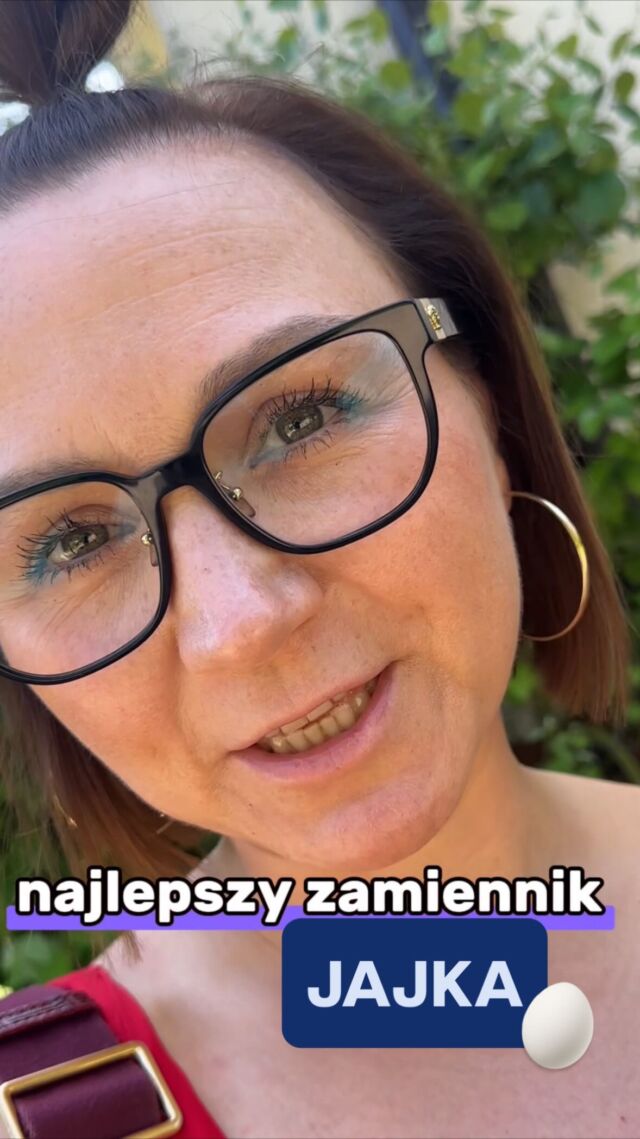 👇🏼Skomentuj słowem 𝐉𝐀𝐉𝐊𝐎 a wyślę Ci link do darmowego przepisu na biszkopt bez cukru i dostęp do darmowego szkolenia Tort z cukrem i bez 24.06

📌 Zapisz ten post – serio. Ten trik uratuje niejedno ciasto.
Jeśli pieczesz bez jajek (albo po prostu Ci ich zabrakło), to ten zamiennik działa i kropka.

🥚 Czym zastąpić jajko w wegańskich wypiekach?
➡️ Najlepiej: „lenianym jajem” z siemienia lnianego

Proporcja:
🥄 1 pełna łyżka mielonego ZŁOTEGO siemienia lnianego
	•40–50 ml gorącej wody (czyli ok. 3–3,5 łyżki)
👉🏼 Wymieszaj i odstaw na 10–15 minut.
Powstanie gęsty żel, który działa dokładnie jak jajko – skleja, wiąże, stabilizuje.

💡 Dlaczego złote siemię lniane?
Bo:
– jest delikatniejsze w smaku
– prawie niewidoczne w cieście
– nie zostawia gorzkiego posmaku
Idealne do biszkoptów, muffinek i ciastek!

🧁 Do czego używać „lenianego jaja”?

✔️ Biszkopty (najlepiej w połączeniu z octem jabłkowym i napojem roślinnym)
✔️ Babeczki i muffiny
✔️ Brownie, ciasta ucierane
✔️ Kruche ciasteczka
✔️ Ciasta bezglutenowe (jako dodatkowe spoiwo)

❌ Nie nadaje się do bez, sufletów, makaroników – nie ubija się jak białko.

💬 U nas w ciastach działało już dziesiątki razy – i działa też u kursantek:
„Zrobiłam muffinki z tym jajkiem – mąż nie zauważył różnicy!”
„Wegański biszkopt wyszedł stabilny i nie kruszył się!”

🎓 Chcesz zobaczyć, jak używamy tego zamiennika na żywo?

📍Już 24 czerwca o 19:00 zapraszamy Cię na darmowe szkolenie online:
„Tort z cukrem… lub BEZ”

Pokażemy:
✔️ jak upiec puszysty biszkopt bez jajek
✔️ jak zrobić lekki krem i dobrze to złożyć
✔️ jak nie siedzieć do północy nad jednym tortem

🎁 A po zapisie dostajesz od nas bonusowy przepis BEZ CUKRU w PDF!

✉️ Zapisz się teraz – napisz w komentarzu: 𝐉𝐀𝐉𝐊𝐎 odbierz swój dostęp do przepisu i szkolenia !

Zrób to po swojemu – zdrowo, wegańsko, świadomie.
— Ania & Agata | WypiekAna