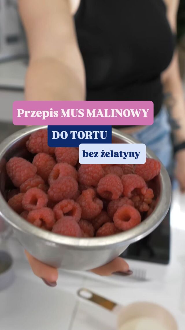❌ Żadnej żelatyny. Żadnego miksowania godzinami.

✅zapis przepis na mus malinowy, żeby użyć u siebie .

Tylko owoce, pektyna i 5 minut pracy.
Nie gotujesz. Nie kombinujesz.
A masz mus, który idealnie się trzyma i nie rozjeżdża się w torcie.

🍓 Mus malinowy z pektyną cytrusową na jedno przełożenie w torcie 14-16cm średnicy:
📍 200 g malin (świeże lub rozmrożone)
📍 40–50 g ksylitolu lub cukru
📍 3 g pektyny NH (cytrusowej)
📍 1 łyżka soku z cytryny
	1.	Zblenduj maliny
	2.	Podgrzej do 50–60°C (nie gotuj!)
	3.	Wymieszaj pektynę ze słodzikiem  i wsyp do owoców
	4.	Mieszaj dokładnie rózgą
	5.	Dodaj sok z cytryny, przelej do rantu i schłodź

✨ Pektyna cytrusowa działa powyżej 40°C – daje Ci miękki, elastyczny i stabilny mus bez żelatyny i bez stresu.
To jedno z rozwiązań, które pokazujemy w naszym systemie pracy.

A może Chcesz przepis krok po kroku na puszysty biszkopt bez cukru? I dostęp do darmowego szkolenia online „Tort z cukrem i bez”?
Napisz w komentarzu: 𝗙𝗜𝗧, a wyślę Ci link! 💬

📆 Szkolenie odbędzie się 1 lipca wtorek o godzinie 19:00 – i będzie konkret:
🍰 pokażemy Ci, jak z jednego biszkoptu zrobić dwa torty – klasyczny i fit
🧠 nauczysz się, jak planować pieczenie bez chaosu i nocnych zmian
📋 poznasz gotowy system, dzięki któremu oszczędzasz czas, składniki i nerwy
❌ zero teorii z kosmosu – same sprawdzone rozwiązania z naszej kuchni

📥 Dostaniesz też PDF z dokładnym przepisem na biszkopt
🎁 A na szkoleniu czeka Cię niespodzianka #malina #mus #tort #torty #cukiernictwo #tortyartystyczne #pracowniacukiernicza