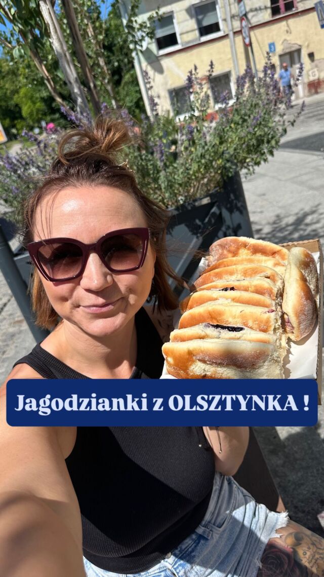 🌞 Sezon na jagody trwa! 🫐
Dlatego wybrałyśmy się z Tosią do Olsztynka, do Zakładu Cukierniczego Jagodzianka (Krzysztofa Mrongowiusza 4, Olsztynek). To typowo lokalne miejsce bez Instagrama, bez social mediów – po prostu czysty oldschool i naprawdę pyszne jagodzianki!

👉 Policzcie razem ze mną: 16 blach, po 24 jagodzianki, razy 3 = 1152 jagodzianki dziennie! Szok!
💵 Cena? 9 zł za jagodziankę, która przypomina te z lat 90‑tych – mięciutka, maślana i pełna jagód po brzegi.
My kiedyś same robiłyśmy jagodzianki bez cukru, były ogromne i kosztowały 30 zł… A tu? Klasyka i smak dzieciństwa!

🥇 Do tego próbowałyśmy batona brownie – też naprawdę pyszny!
Po naszych minach widać, jak bardzo nam smakowały…

💚 A Wy, gdzie jecie najlepsze jagodzianki?
Oznaczcie miejsca w komentarzach – może pojedziemy i przetestujemy! 🙌

📍Zakład Cukierniczy Jagodzianka
Krzysztofa Mrongowiusza 4, Olsztynek
⏱️ Kolejka może być długa, ale naprawdę warto!

#jagodzianki #olsztynek #lokalnefirmy #testujemy #cukiernia #wakacyjneprzysmaki #jagoda #olsztyn