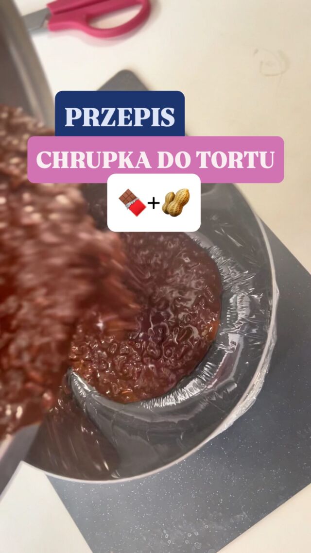 🍫 CHRUPKA DO TORTU 🍫+🥜
(forma 16 cm)

✅ Zapisz ten przepis – zrobisz ją w 10 minut, a smakuje jak pralina
Pasuje do klasycznych tortów i tych bez cukru!

Składniki:
📍 60 g mlecznej czekolady (lub bez cukru – np. z maltitolem)
📍 40 g oleju z pestek winogron
📍 45 g prażonych orzechów laskowych (zmielonych)
📍 10 g orzechów do posypania (np. ziemne, pekan)

Wykonanie:
1️⃣ Rozpuść czekoladę i dodaj olej
2️⃣ Wmieszaj zmielone orzechy
3️⃣ Przelej do rantu 16 cm, posyp orzechami
4️⃣ Zamroź min. 30 min
5️⃣ Wyjmij i użyj jako chrupiącą warstwę tortu

✨ Możesz zmieniać orzechy i używać czekolady bez cukru
✨ Idealna do tortów dla dzieci, alergików i fit-klientek 

 Idealny do tortów klasycznych i fit
🎂 Dobrze łączy się z żelkami owocowymi
🥄 Puszysty, ale stabilny – perfekcyjny środek tortu!

A może chcesz przepis krok po kroku na puszysty biszkopt bez cukru? 
I dostęp do 𝗱𝗮𝗿𝗺𝗼𝘄𝗲𝗴𝗼 𝘀𝘇𝗸𝗼𝗹𝗲𝗻𝗶𝗮 online „Tort z cukrem i bez”?

📆 Szkolenie odbędzie się 1 lipca wtorek o godzinie 19:00 – i będzie konkret:
🍰 pokażemy Ci, jak z jednego biszkoptu zrobić dwa torty – klasyczny i fit
🧠 nauczysz się, jak planować pieczenie bez chaosu i nocnych zmian
📋 poznasz gotowy system, dzięki któremu oszczędzasz czas, składniki i nerwy
❌ zero teorii z kosmosu – same sprawdzone rozwiązania z naszej kuchni

💬Napisz w komentarzu: 𝗖𝗭𝗘𝗞𝗢, a wyślę Ci link do darmowego przepisu na biszkopt i zapis do szkolenia! 💬#cukiernictwo #czekolada #tortyartystyczne #chrupka #orzech #mojewypieki