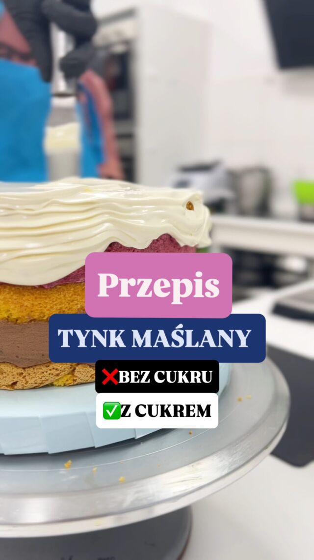 🍰 Tynk maślany (na 1 tort 18–20 cm)

✅zapisz przepis u użyj do swojego tortu:

Potrzebujesz tylko 3 składników :
📍250 g masła w temperaturze pokojowej
📍250 g cukru pudru (erytrocyty / ksylitolu pudru)
📍1–2 łyżki śmietanki 30 %

Przygotowanie:
1️⃣ miękkie masło utrzyj mikserem na jasny, puszysty krem (ok. 7-8 min)
2️⃣ dodawaj stopniowo cukier puder, cały czas miksując
3️⃣ wlej śmietankę , zmiksuj do połączenia
4️⃣ miksuj na wolnych obrotach przez 3 minuty, dzięki temu odpowietrzysz tynk
5️⃣ gotowe — możesz od razu używać do tynkowania tortu

📚Dlaczego czasem tynk maślany się waży?
→ masło było za zimne lub cukier puder dosypany za szybko
👉 zawsze ucieraj masło minimum 5–7 minut, aż będzie prawdziwie jasne 

📚Jak rozpuścić erytrytol lub ksylitol do tynku?
Czysty erytrytol albo ksylitol w pudrze może czasem być wyczuwalny i „chrzęścić”, dlatego:
👉 zmiel go w młynku do kawy na superdrobny puder
👉 przesiej
👉 możesz też rozpuścić w 1–2 łyżkach gorącego mleka, wymieszać i wystudzić przed dodaniem do masła — wtedy nie zostawi kryształków

📚Proporcje jeśli używasz zamienników cukru:
➡️ erytrytol puder: 200–220 g
➡️ ksylitol puder: 200–220 g
➡️ dodaj łyżeczkę soku z cytryny, żeby zrównoważyć słodycz

A może chcesz przepis krok po kroku na puszysty biszkopt bez cukru? 
I dostęp do 𝗱𝗮𝗿𝗺𝗼𝘄𝗲𝗴𝗼 𝘀𝘇𝗸𝗼𝗹𝗲𝗻𝗶𝗮 online „Tort z cukrem i bez”?

📆 Szkolenie odbędzie się 1 lipca wtorek o godzinie 19:00 – i będzie konkret:
🍰 pokażemy Ci, jak z jednego biszkoptu zrobić dwa torty – klasyczny i fit
🧠 nauczysz się, jak planować pieczenie bez chaosu i nocnych zmian
📋 poznasz gotowy system, dzięki któremu oszczędzasz czas, składniki i nerwy
❌ zero teorii z kosmosu – same sprawdzone rozwiązania z naszej kuchni

Napisz w komentarzu: 𝗧𝗬𝗡𝗞, a wyślę Ci link do darmowego przepisu na biszkopt i zapis do szkolenia! 💬
#gluten #bezglutenu #bezcukru #tynk #maslo #masło #tortynazamówienie #tortyartystyczne #pracowniacukiernicza #cukiernia
