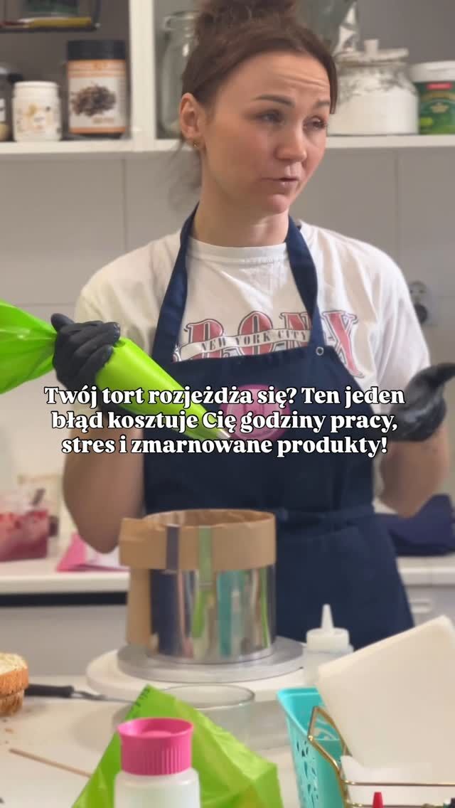 ⛔️ Twój tort rozjeżdża się? Ten jeden błąd kosztuje Cię godziny pracy, stres i zmarnowane produkty

👉 Nie składasz tortu w rancie.
To najprostszy sposób, żeby:
📍warstwy były idealnie równe
📍krem się nie wypychał
📍cały tort nie rozjechał się w lodówce
📍wyglądał jak z pracowni

🧁 Jak to zrobić?
1️⃣ Przygotuj rant dopasowany do średnicy tortu
2️⃣ Na dno połóż najstabilniejszy blat
3️⃣ Układaj warstwami: biszkopt → krem → dodatki
4️⃣ Lekko dociskaj każdą warstwę
5️⃣ Schładzaj minimum 6 godziny przed zdjęciem rantu

✨ nie potrzebujesz żadnej folii  do rantu, żeby tort się trzymał ! Zdradzę Ci co trzeba zrobić 👉 W e-booku 𝗧𝗢𝗥𝗧 𝗭 𝗖𝗨𝗞𝗥𝗘𝗠 𝗜 𝗕𝗘𝗭!
Teraz masz do wyboru pakiety:
✅ podstawowy — przepisy plus film instruktażowy jak składać tort oraz filmy instruktażowe do przepisów z e-book 
✅ rozszerzony —  pakiet podstawowy + kurs online Fit Ciasta i karty pracy z przepisami 

📌 Dokładny instruktaż składania tortu w rancie, proporcje kremów, biszkoptów i dodatków znajdziesz w e-booku 𝗧𝗢𝗥𝗧 𝗭 𝗖𝗨𝗞𝗥𝗘𝗠 𝗜 𝗕𝗘𝗭, który właśnie dziś ruszył w promocji.

🎂 Dzięki tym przepisom zrobisz tort w każdej wersji:✅ klasycznej✅ bez cukru✅ fit✅ bez glutenu✅ wegańskiej
👉 wszystko rozpisane krok po kroku, z filmami — zero zgadywania!

💬 Skomentuj słowem: 𝗥𝗔𝗡𝗧
a wyślę Ci dostęp do wideo-instrukcji jak składać tort w rancie + link do e-booka w promocyjnej cenie 🍰

🚨 Promocja trwa tylko do końca dnia 9.07 — potem wraca wyższa cena, więc nie odkładaj!

📌 Zapisz ten post — przyda Ci się przy każdym kolejnym torcie!

#
Autopromocja